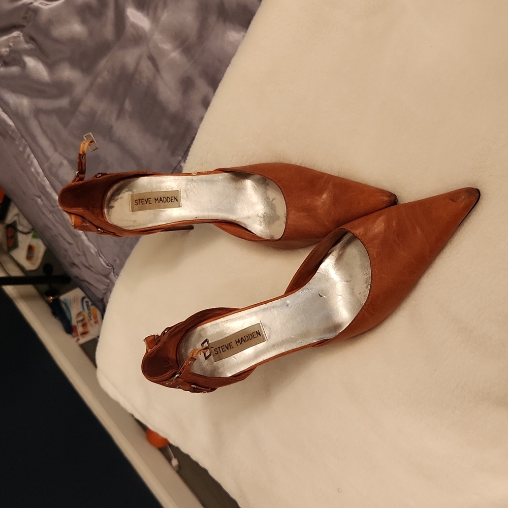 Pointed toe heels
